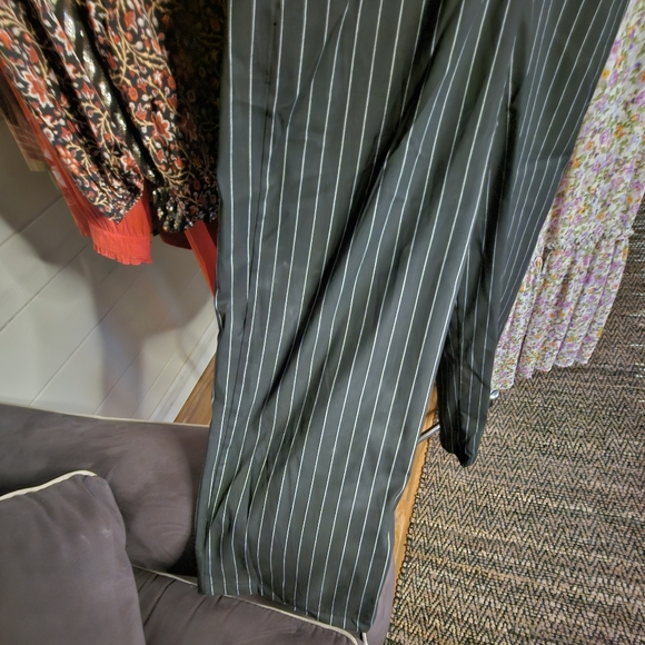 Black Pin-Striped Front Pleat Wide Leg Trouser by URBAN OUTFITTERS - NWOT - Picture 2 of 8